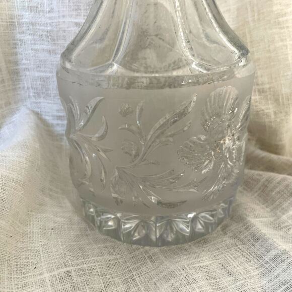 Vintage Etched Glass Decanter, Floral Design and Stopper – Mid-Century Barware - Picture 4 of 12